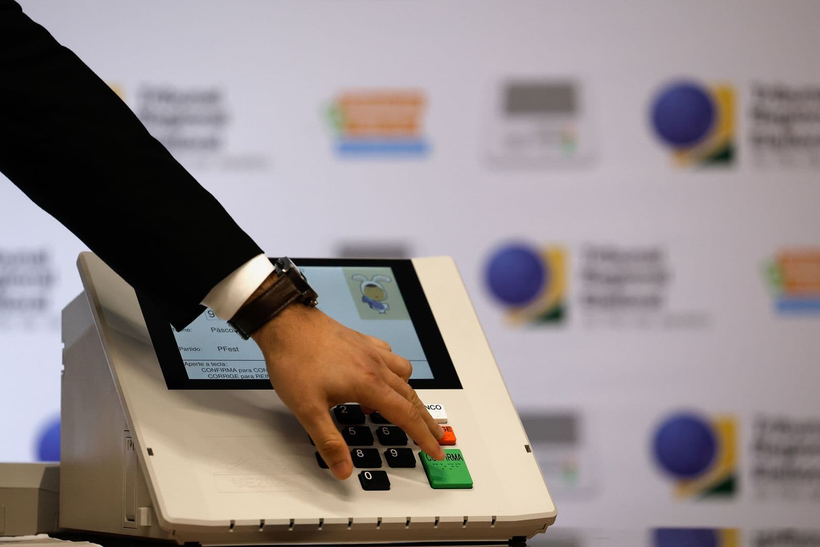Urna eletrônica usada em eleição no Brasil